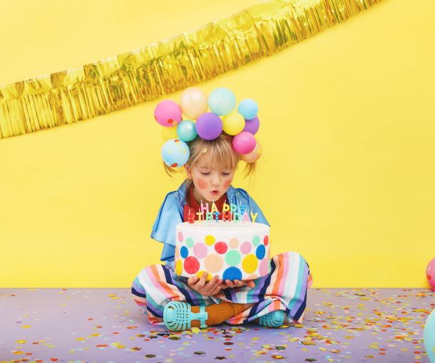 Bougies en forme de lettres 'Happy Birthday' colores, parfaites pour décorer le gâteau d'anniversaire