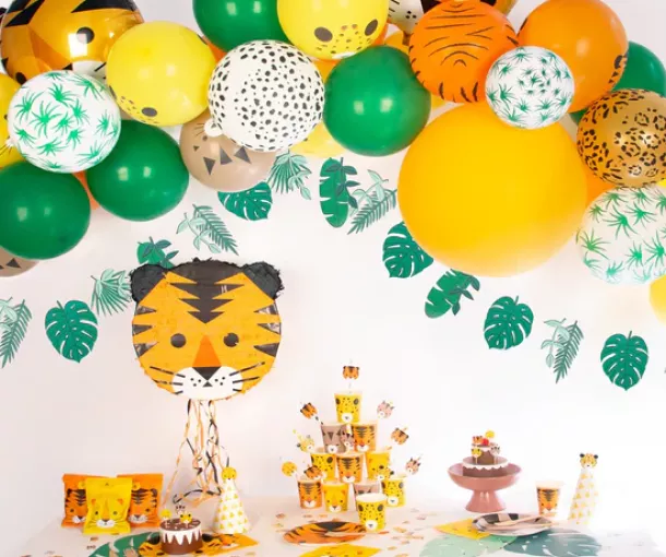 Kit de décoration pour fête thème félins, avec des assiettes, gobelets, ballons et décorations inspirés des petits chats. Parfait pour un anniversaire amusant et mignon!