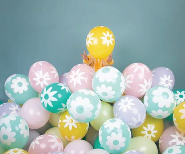 Ballons en latex ornés de motifs de marguerites blanches, idéals pour les fêtes printanières et les anniversaires d'enfants.