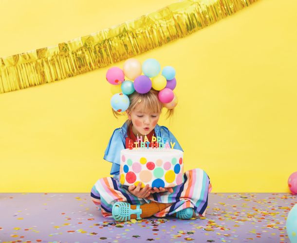 Bougies en forme de lettres 'Happy Birthday' colores, parfaites pour décorer le gâteau d'anniversaire