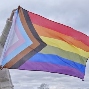 Grand drapeau de la fierté arc-en-ciel