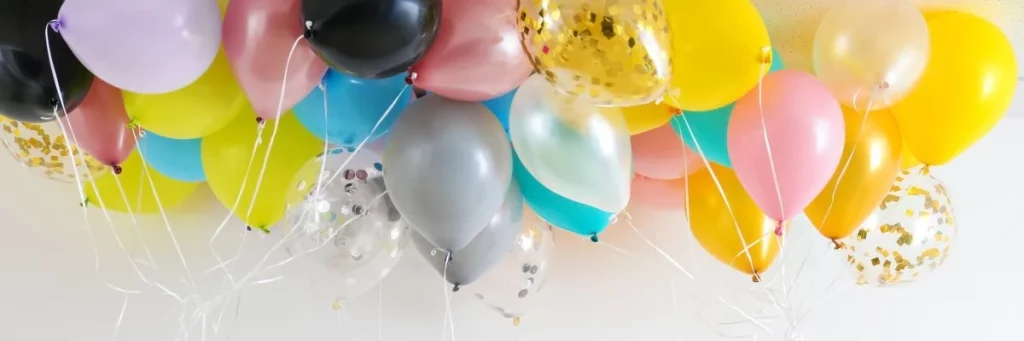 Ballons multicolores pour une fête d’anniversaire