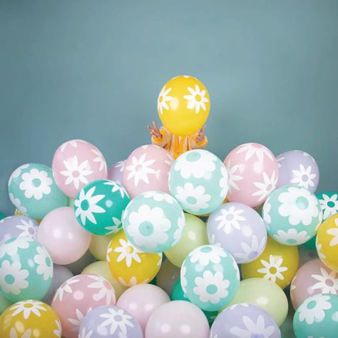 Ballons en latex ornés de motifs de marguerites blanches, idéals pour les fêtes printanières et les anniversaires d'enfants.