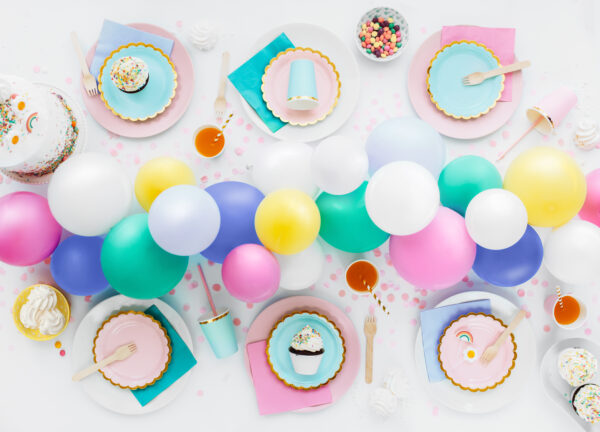 Assiettes jetables en carton (18 cm), idéales pour anniversaire pastel ou baby shower.