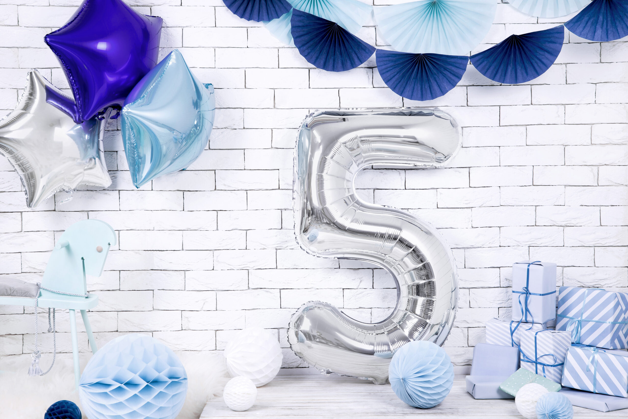 Ballon Aluminium Chiffre « 5 » 86 cm Argent 1 Ballon chiffre 5 argenté de 86 cm, décoration de fête ou d’anniversaire.