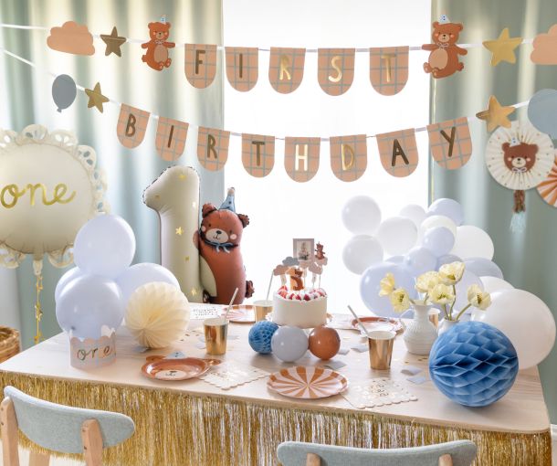 Comment organiser une fête d'anniversaire durable et amusante (sans stress !) 4 Table de fête décorée avec le Kit Teddy : assiettes en papier tête d’ours pastel, gobelets assortis, serviettes, guirlandes et ballons colorés, pour une ambiance tendre et joyeuse.