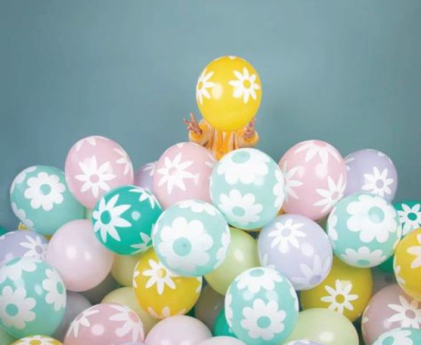 Ballons en latex ornés de motifs de marguerites blanches, idéals pour les fêtes printanières et les anniversaires d'enfants.