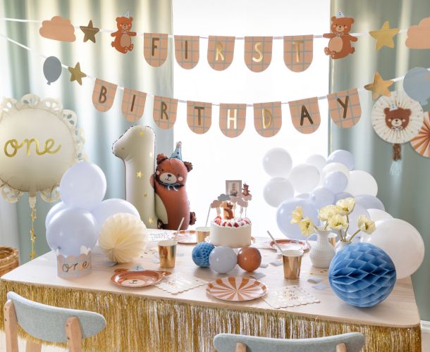 Table de fête décorée avec le Kit Teddy : assiettes en papier tête d’ours pastel, gobelets assortis, serviettes, guirlandes et ballons colorés, pour une ambiance tendre et joyeuse.